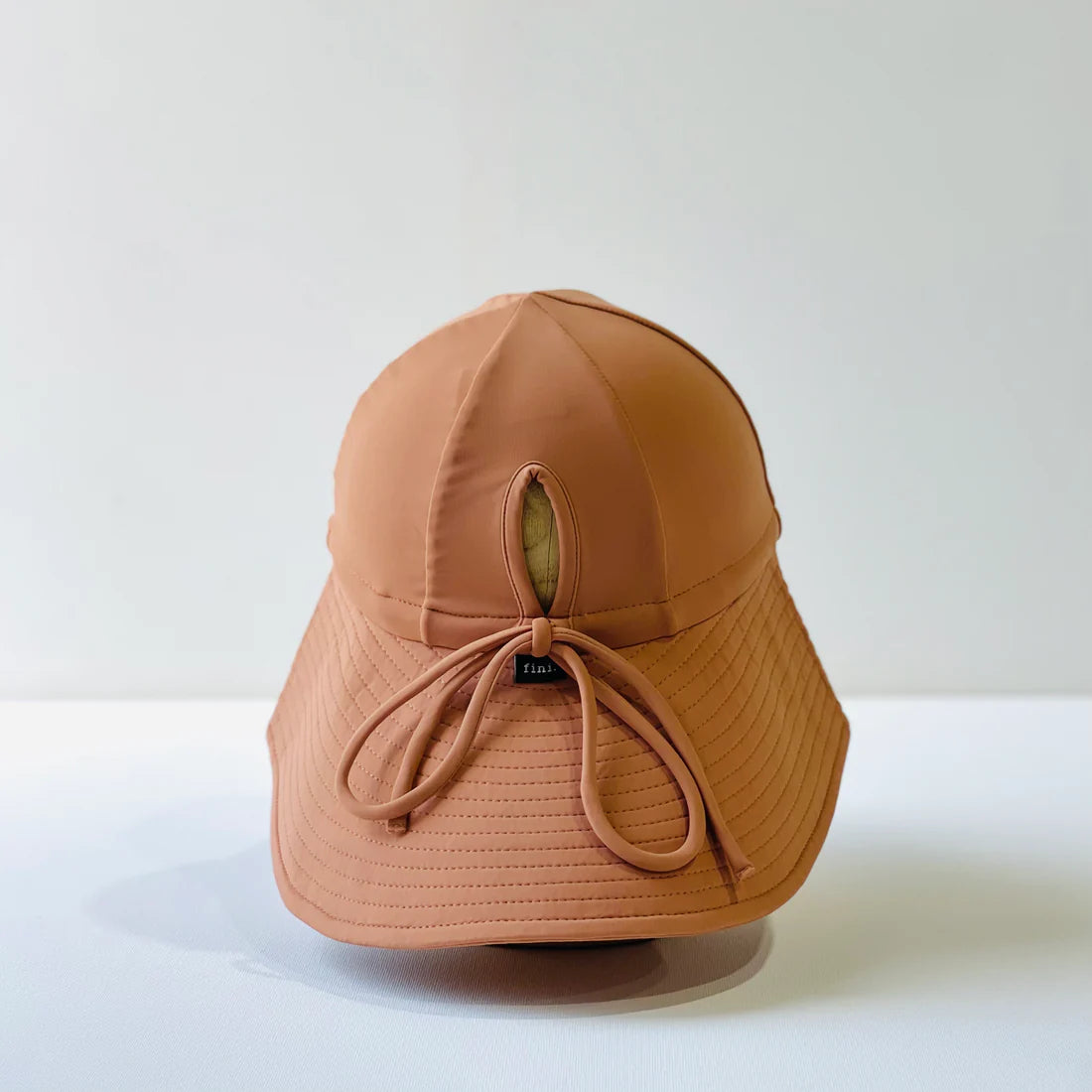 fini. The Label Floppy Swim Hat || Cocoa