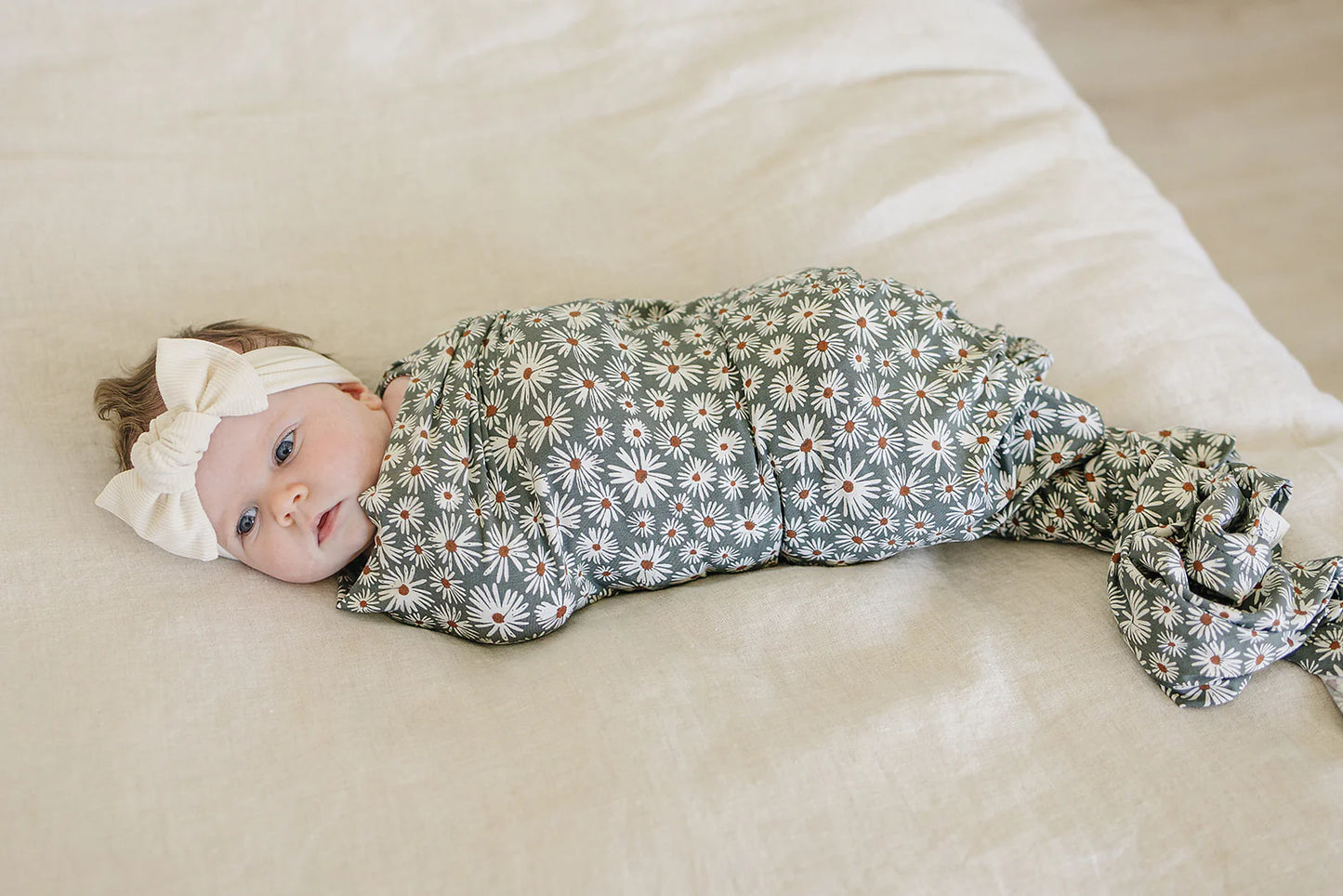 Mebie Baby Bamboo Stretch Swaddle || Dark Green Daisy