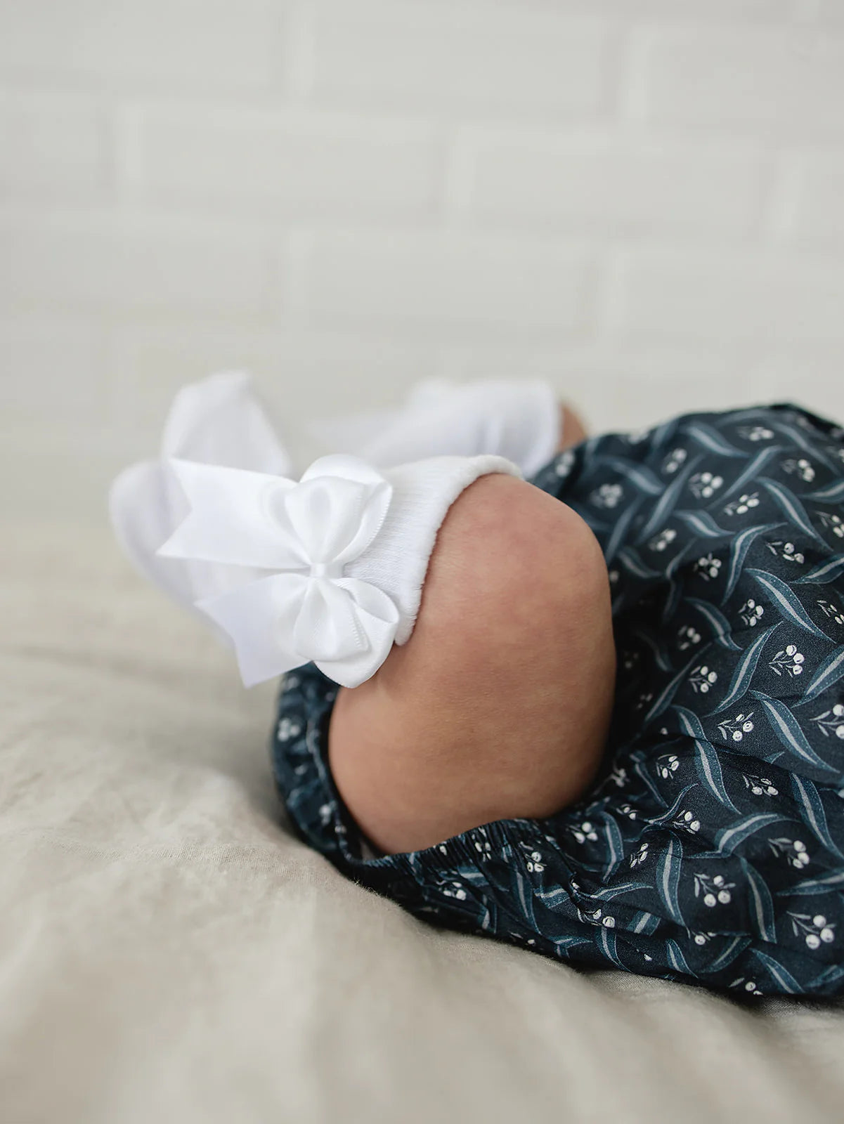 Mebie Baby High Rise Bow Socks || White