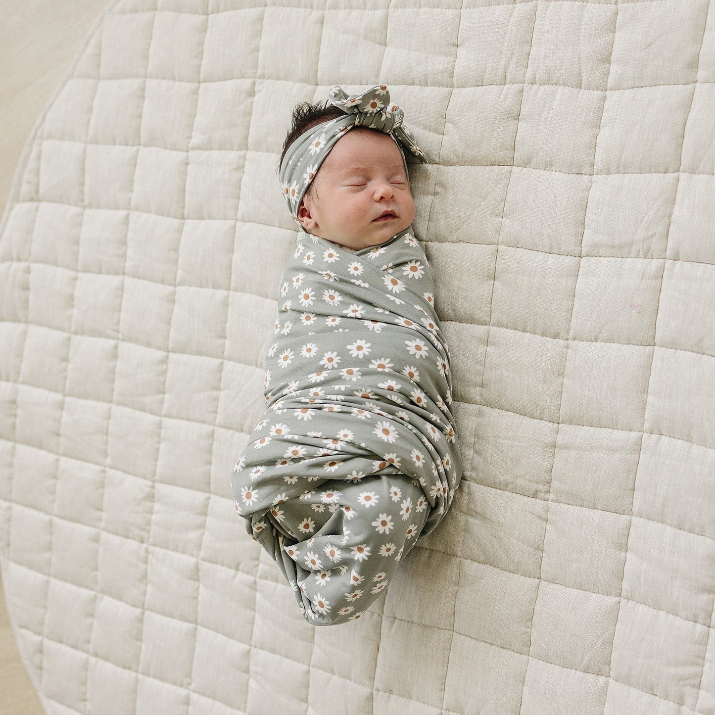 Mebie Baby Bamboo Stretch Swaddle || Light Green Daisy
