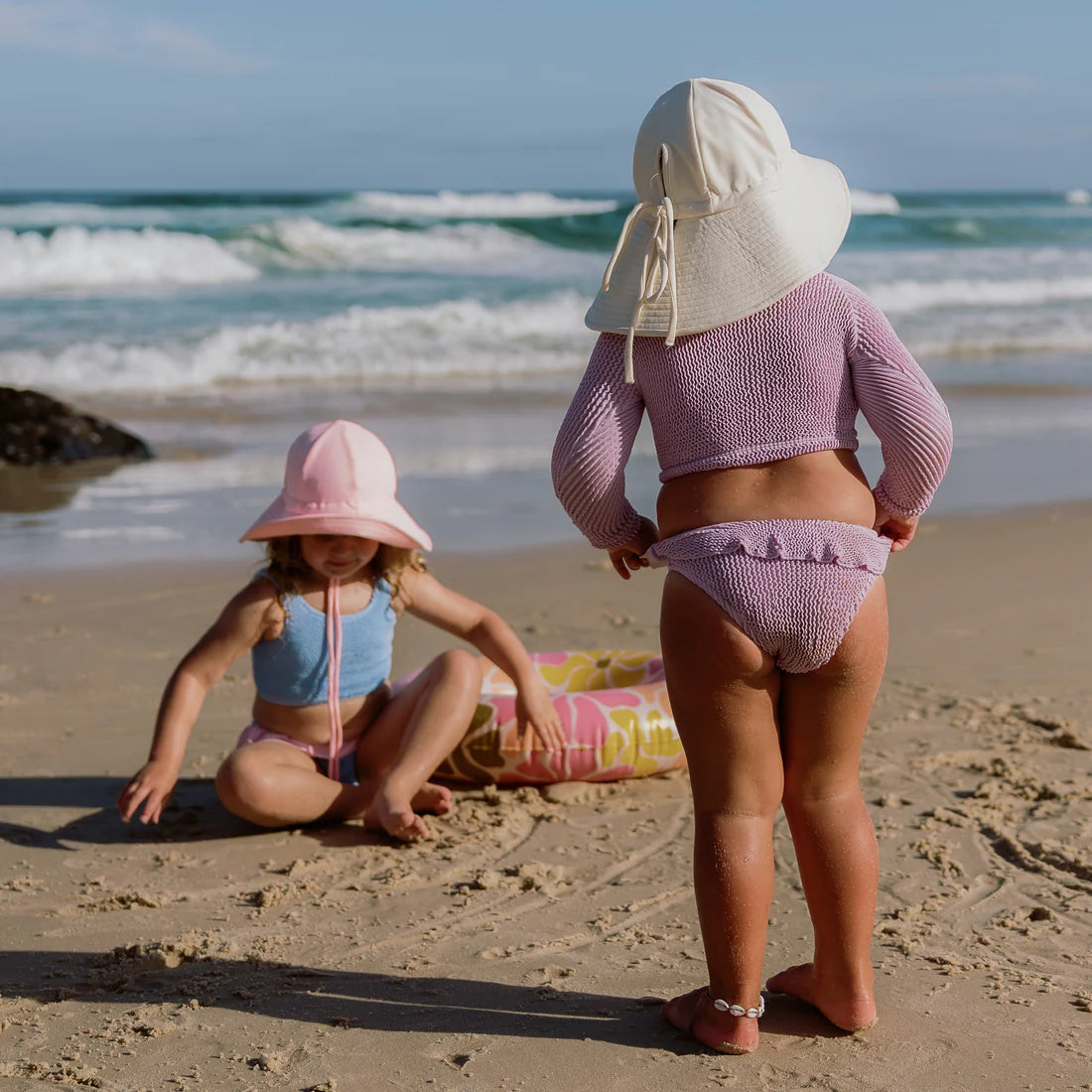 fini. The Label Floppy Swim Hat || Cream