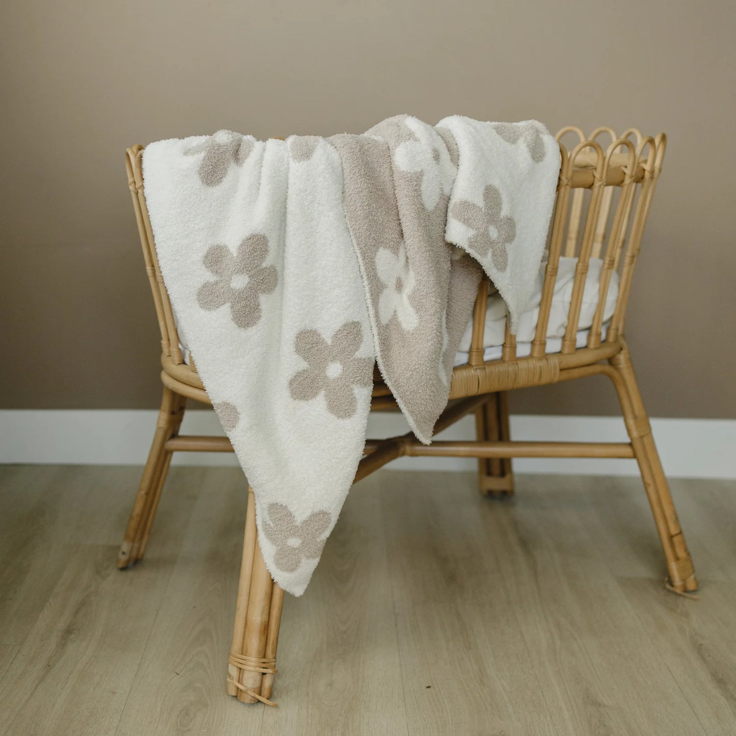 Mebie Baby Plush Adult/Child Blanket || Daisy