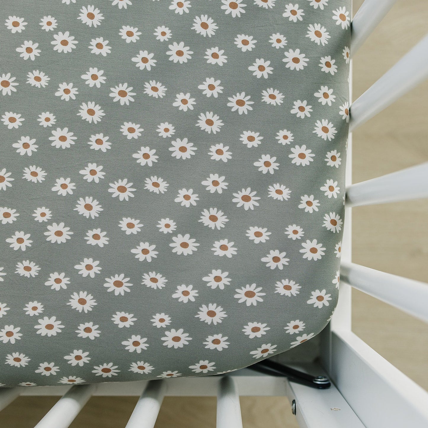 Mebie Baby Bamboo Stretch Crib Sheet || Light Green Daisy