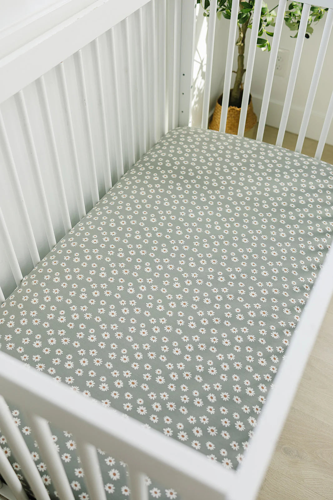 Mebie Baby Bamboo Stretch Crib Sheet || Light Green Daisy